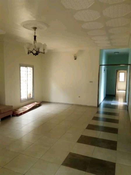 Yaoundé quartier Messassi appartement 3 chambres salon cuisine 3 douches bien spacieux  BRAD IMMO